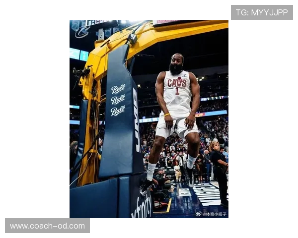 哈登突破制造罚球超越库里，提升关键时刻得分效率